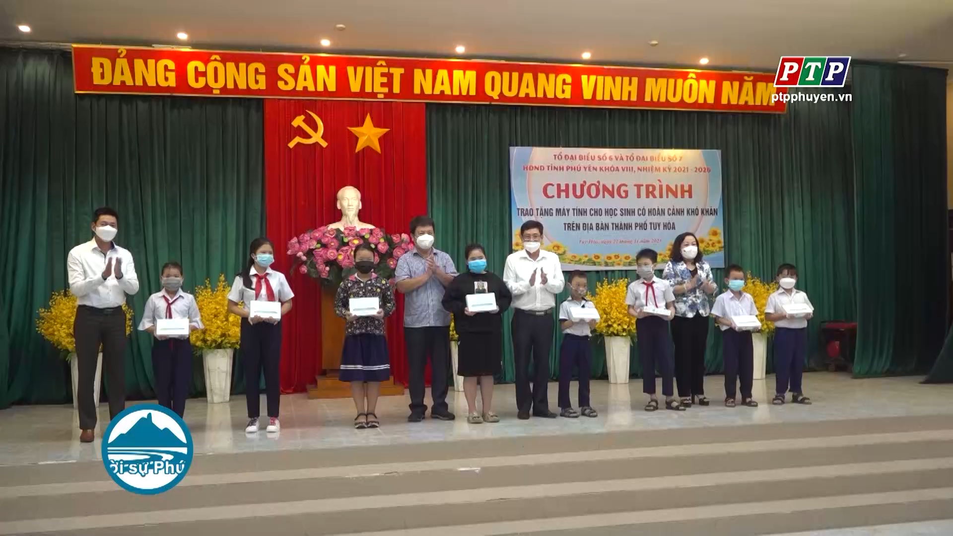 Tặng máy tính cho 32 học sinh đặc biệt khó khăn ở TP Tuy Hòa
