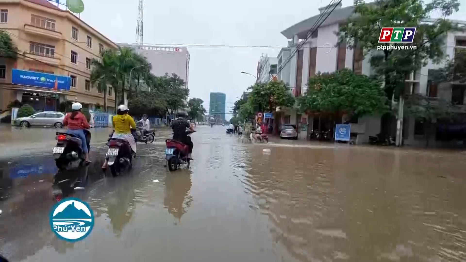 Nhiều tuyến đường TP Tuy Hòa ngập sâu trong nước