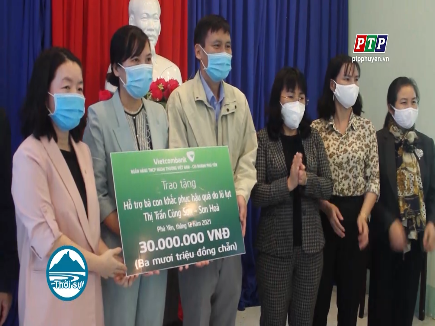 Thăm hỏi, tặng quà cho người dân vùng ngập lụt ở huyện Sơn Hòa
