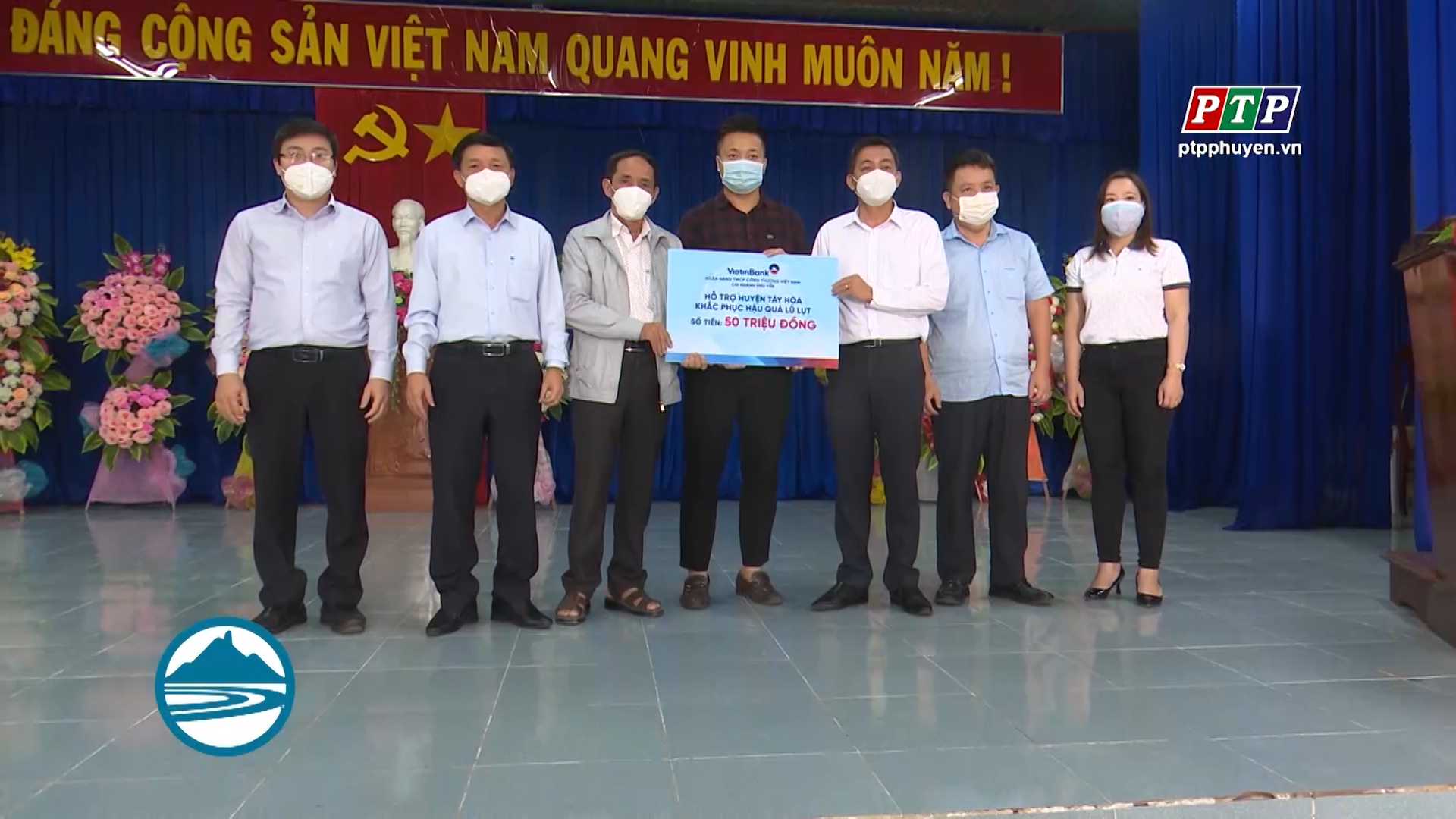 Lãnh đạo UBND tỉnh thăm, trao quà hỗ trợ khắc phục lũ lụt tại huyện Tây Hòa