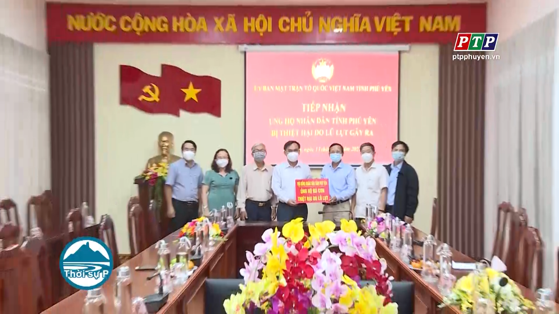 Tiếp nhận tiền ủng hộ người dân bị thiệt hại do mưa lũ