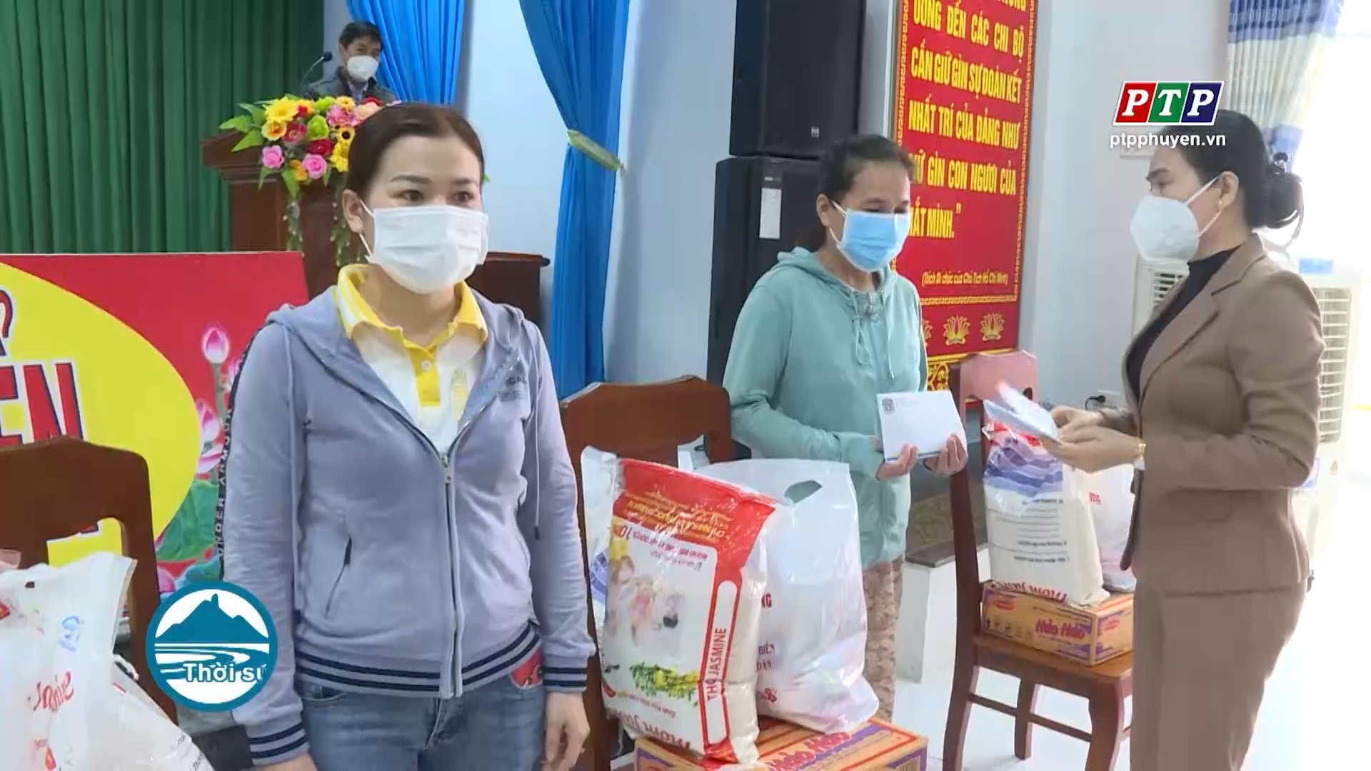 BAN DÂN VẬN TỈNH ỦY  TẶNG QUÀ CHO BÀ CON ẢNH HƯỞNG LŨ LỤT VÀ DỊCH BỆNH COVID-19