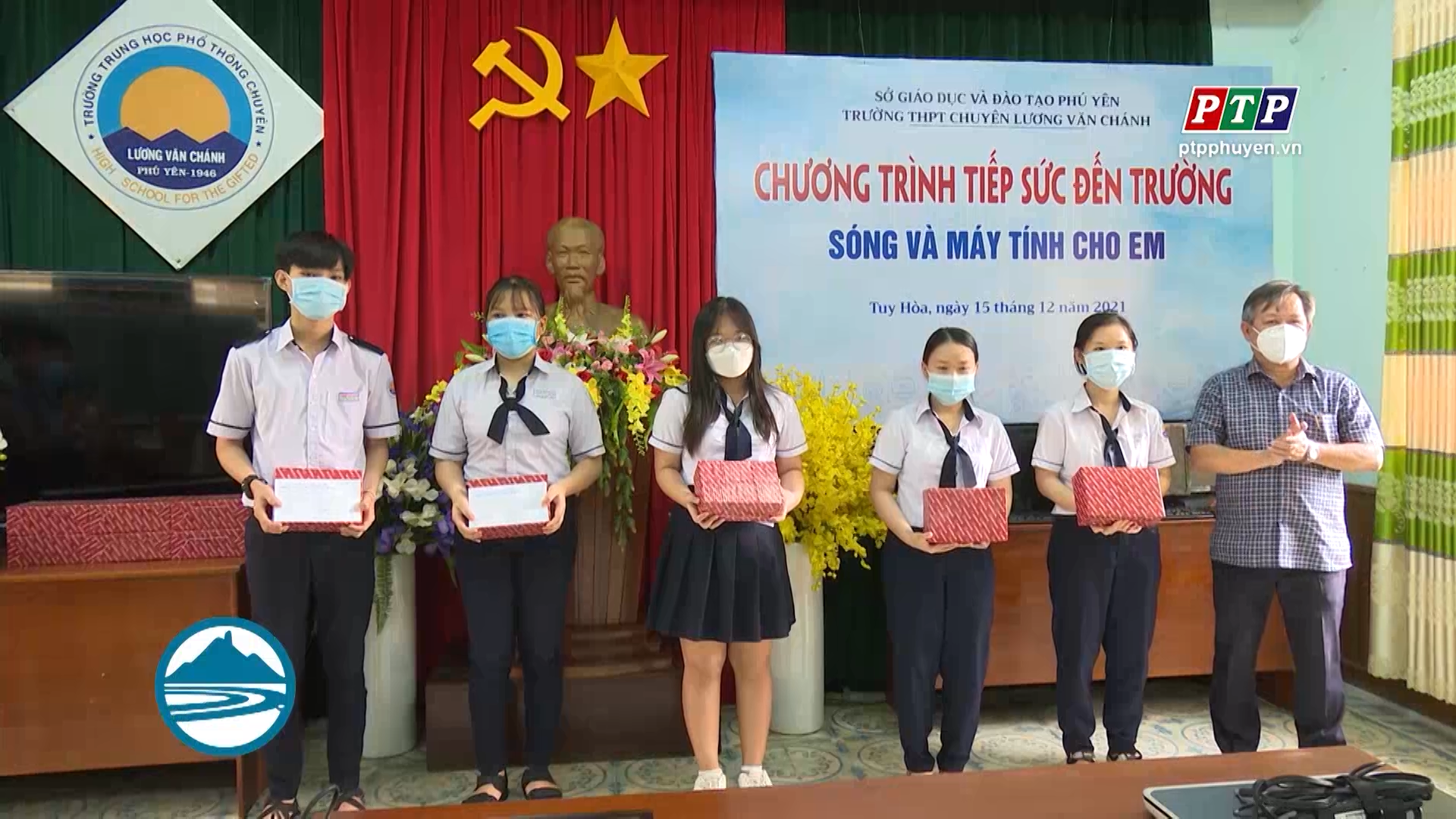 Trao 5 máy vi tính và 24 suất quà cho học sinh khó khăn