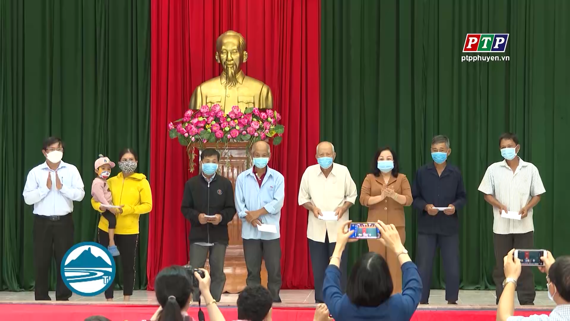 Phó Bí thư Thường trực Tỉnh ủy Cao Thị Hòa An thăm, tặng quà bà con nhân dân bị thiệt hại do mưa lũ tại huyện Phú Hòa và Tây Hòa