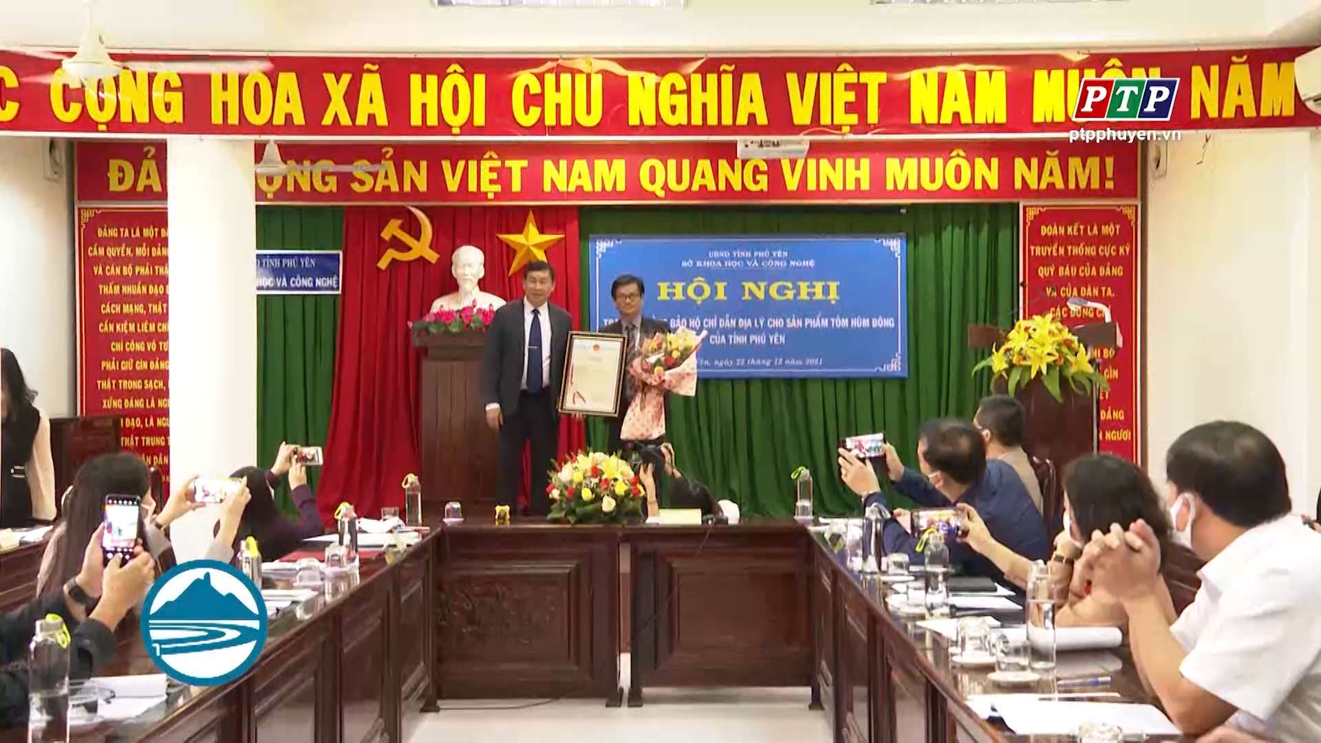 Trao văn bằng bảo hộ chỉ dẫn địa lý cho sản phẩm tôm hùm bông của tỉnh