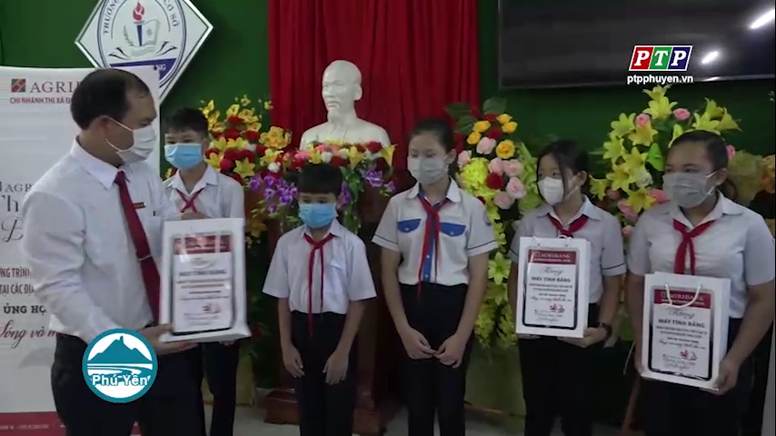 TX. Đông Hòa: Trao 10 máy tính bảng cho học sinh khó khăn 2 trường THCS