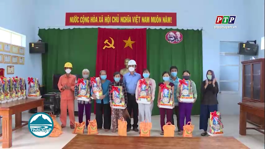 Đông Hòa: Tặng quà và hỗ trợ sửa chữa điện miễn phí hộ dân nghèo