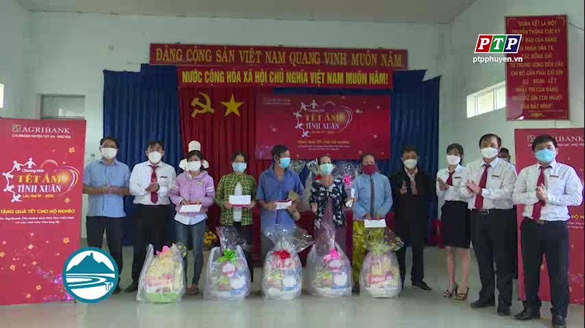 Tuy An: Tặng quà Tết hộ gia đình có hoàn cảnh khó khăn do ảnh hưởng dịch COVID - 19