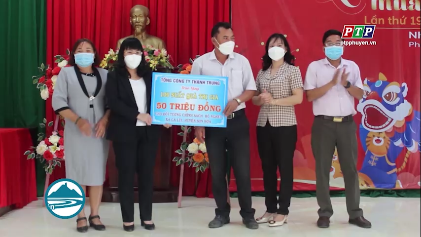 Đồng chí Hồ Thị Nguyên Thảo thăm, chúc Tết và tặng quà cho người dân huyện Sơn Hòa