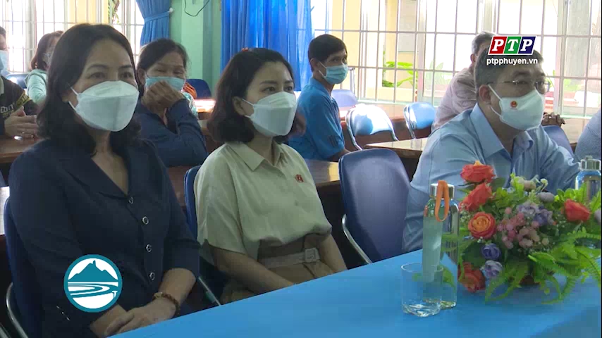 ĐBQH tỉnh: Trao tặng quà Tết cho gia đình khó khăn