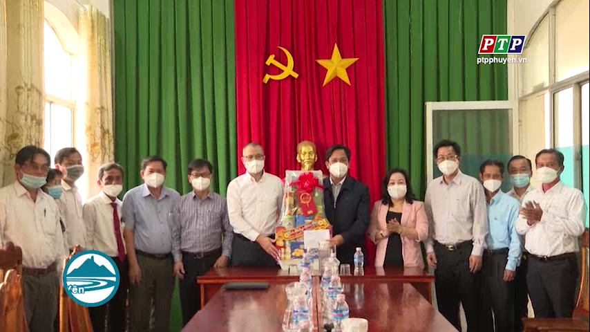 Thường trực Tỉnh ủy tặng quà, chúc Tết các địa phương, trạm y tế, người dân