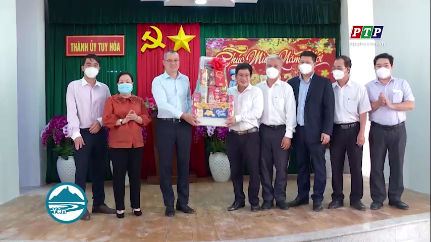 Thường trực Tỉnh ủy tặng quà, chúc Tết Thành ủy, HĐND, UBND thành phố Tuy Hòa