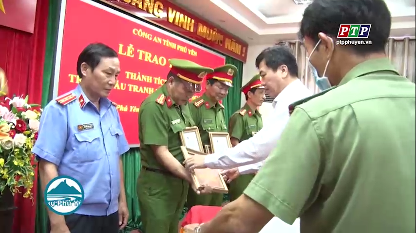 CHỦ TỊCH UBND TỈNH KHEN THƯỞNG THÀNH TÍCH NHANH CHÓNG ĐIỀU TRA VỤ GIẾT NGƯỜI