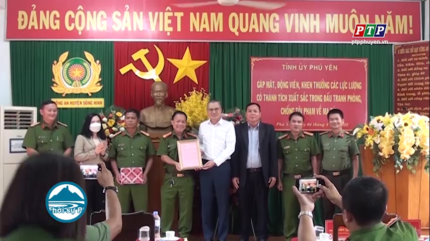 Bí thư tỉnh ủy Phạm Đại Dương khen thưởng, chúc mừng công an huyện Sông Hinh với chiến công bắt 03 đối tượng trồng cây cần sa