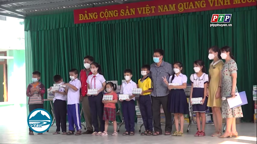 Hội Chữ thập đỏ tỉnh trao tặng gần 1.200 hộp sữa cho trẻ có hoàn cảnh đặc biệt