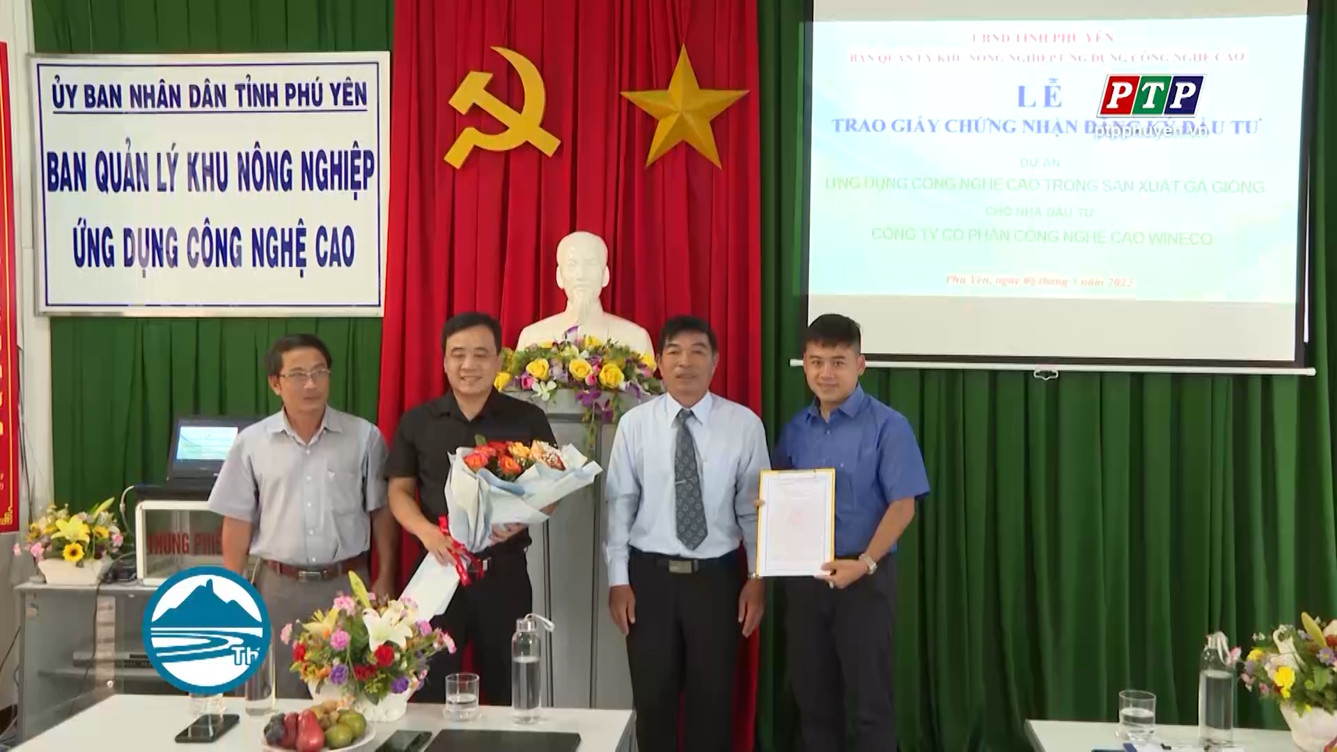 Trao giấy chứng nhận đầu tư cho nhà đầu tư vào Khu Nông nghiệp ứng dụng công nghệ cao