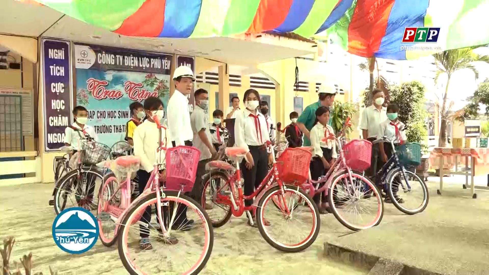 Tặng xe đạp học sinh nghèo vượt khó huyện Sơn Hòa
