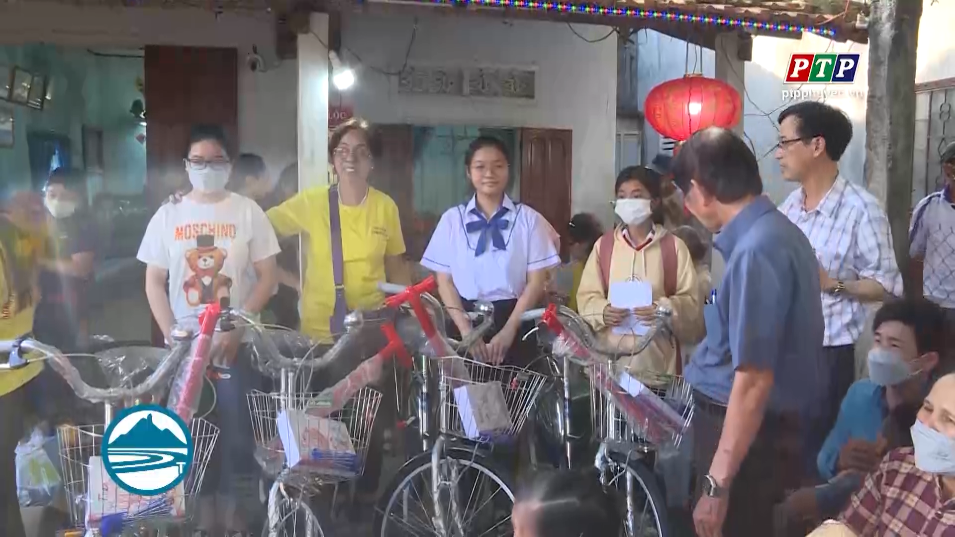 Trao tặng quà cho trẻ em tàn tật, trẻ em mồ côi, người già đặc biệt khó khăn