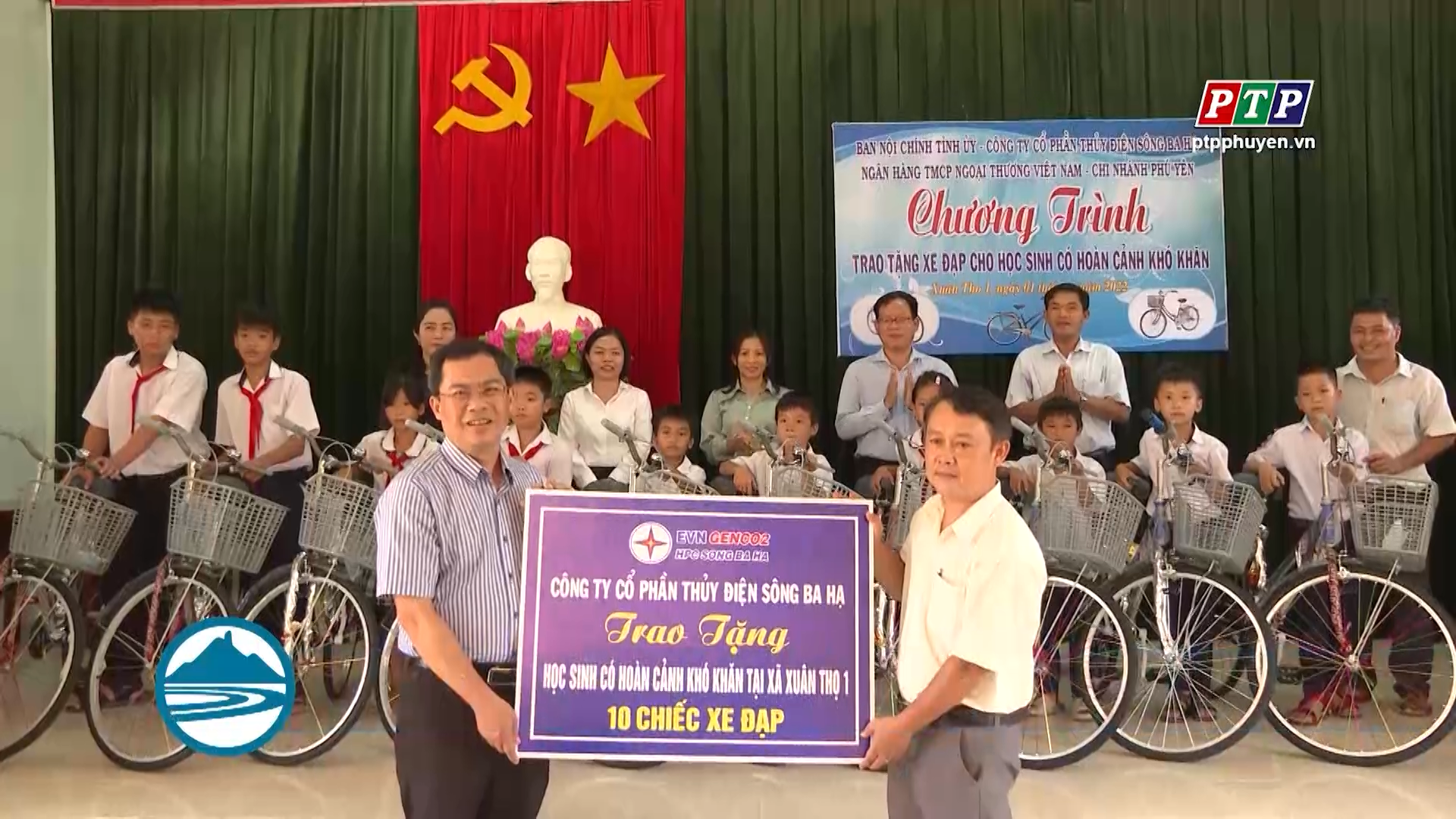 BAN NỘI CHÍNH TẶNG XE ĐẠP CHO HỌC SINH NGHÈO HIẾU HỌC