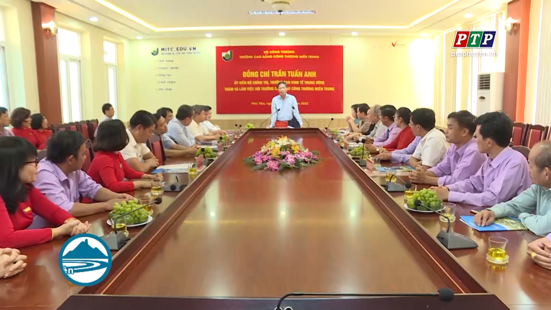 Ủy viên Bộ Chính trị, Trưởng ban Ban Kinh tế Trung ương Trần Tuấn Anh thăm và làm việc với Trường CĐ Công thương Miền Trung