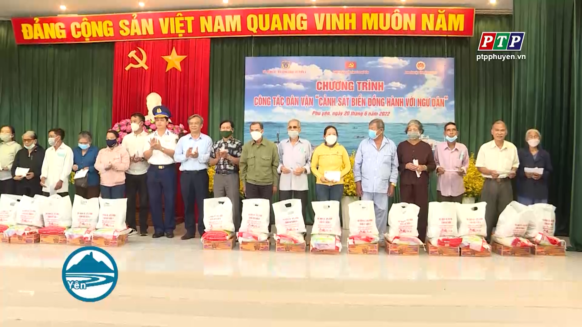 Ban Dân vận Tỉnh ủy và Bộ tư lệnh Vùng Cảnh sát biển 3 thăm, tặng quà hộ ngư dân có hoàn cảnh khó khăn