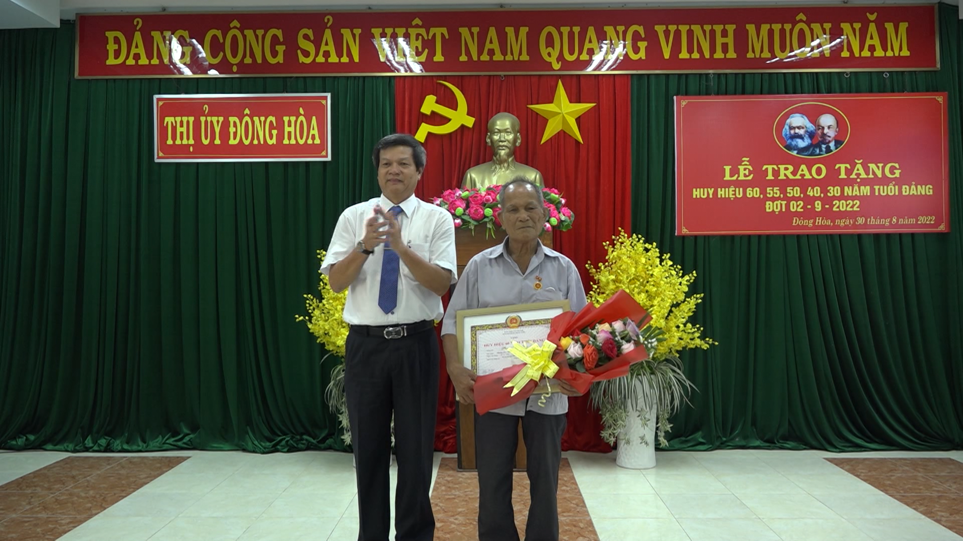 TX. Đông Hòa: 21 đảng viên được tặng Huy hiệu Đảng dịp 2/9