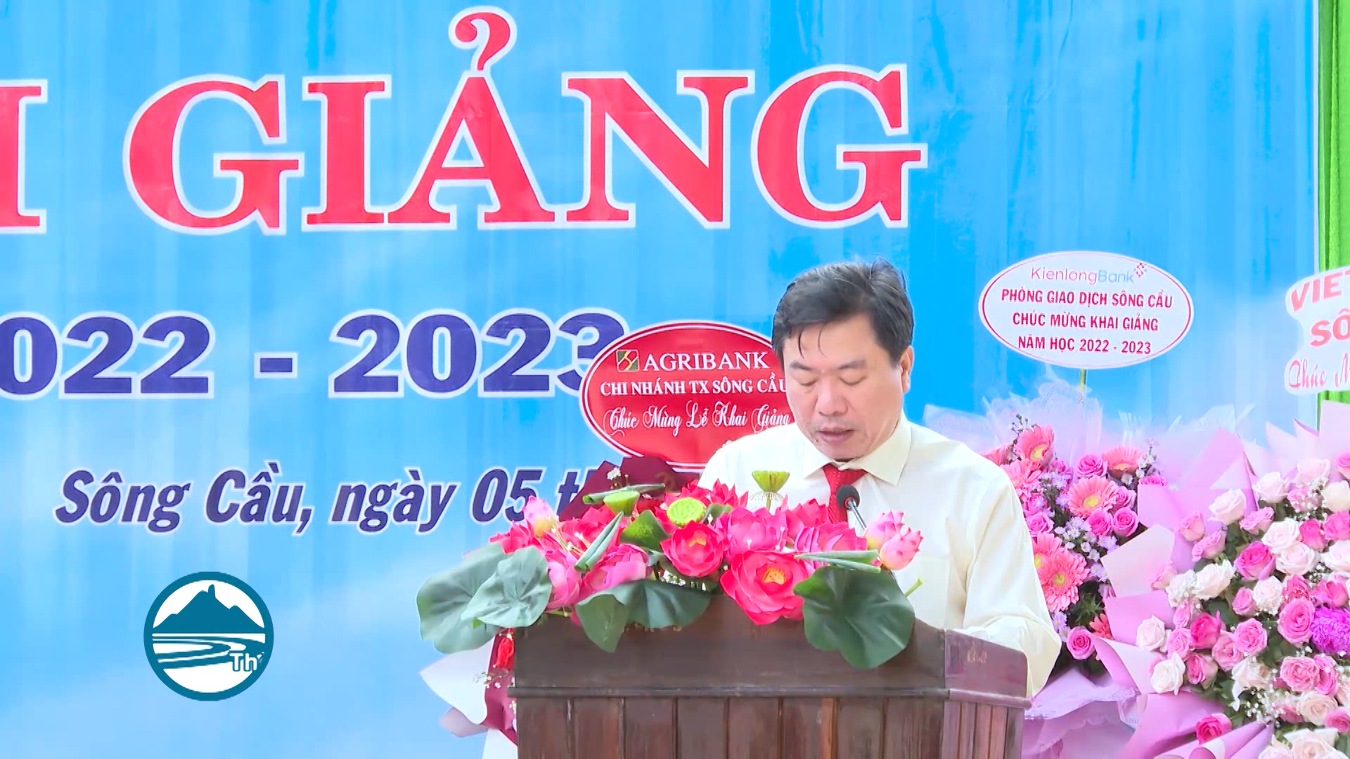 Chủ tịch UBND tỉnh Trần Hữu Thế dự khai giảng năm học mới tại TX. Sông Cầu