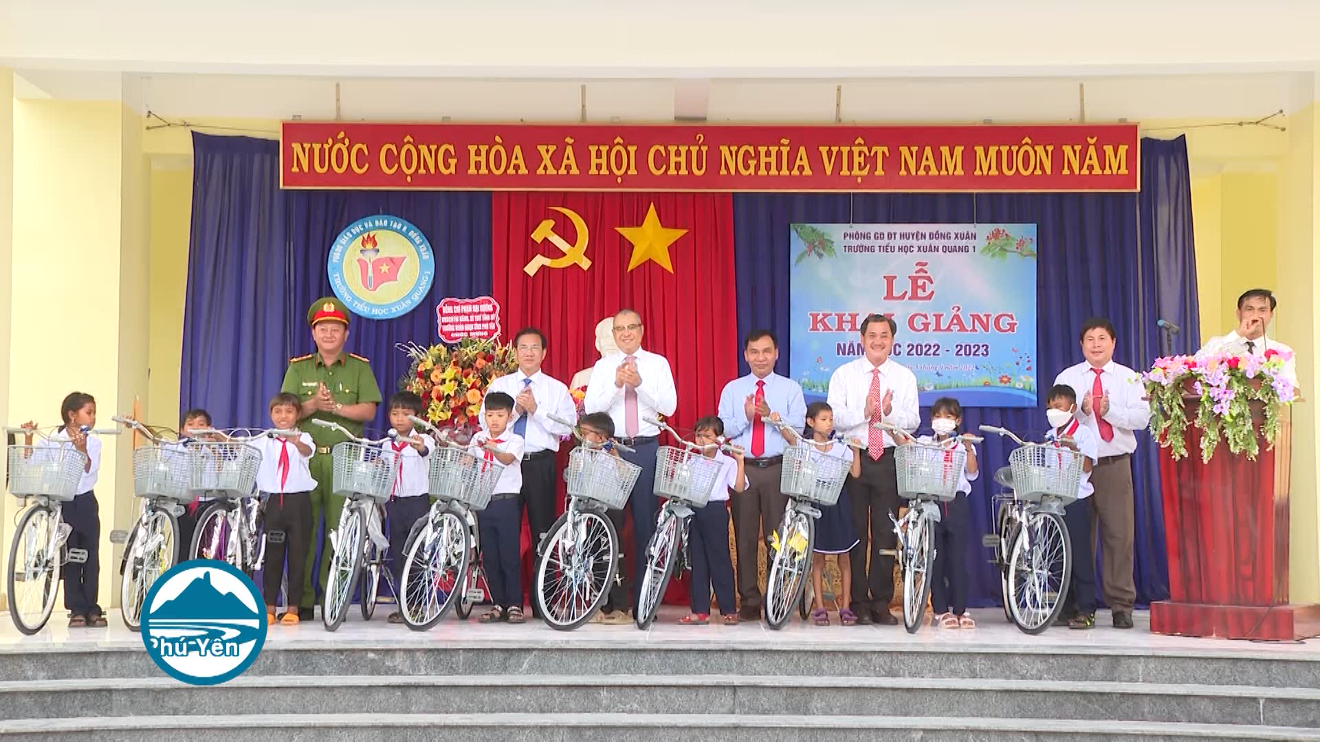 BÍ THƯ TỈNH ỦY PHẠM ĐẠI DƯƠNG ĐÁNH TRỐNG KHAI GIẢNG NĂM HỌC MỚI 2022- 2023