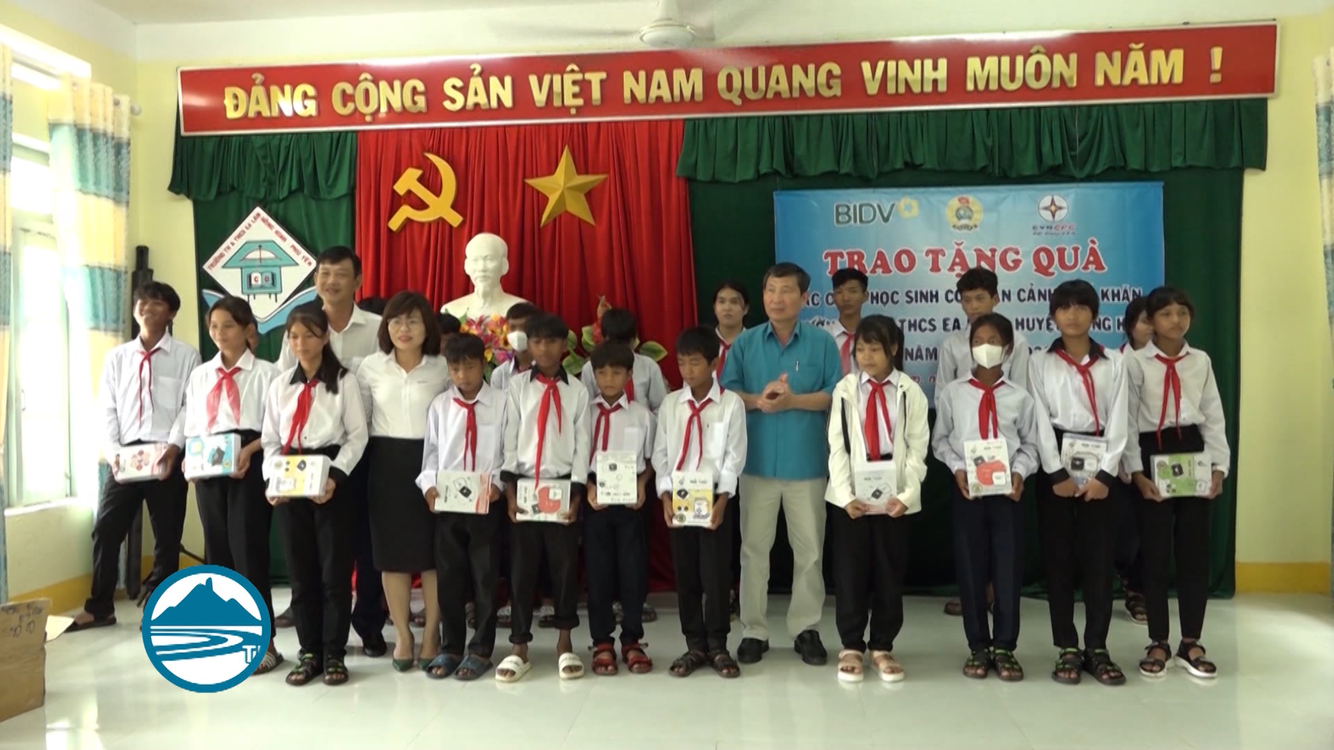 Tặng 200 suất quà cho học sinh nghèo hiếu học tại huyện Sông Hinh