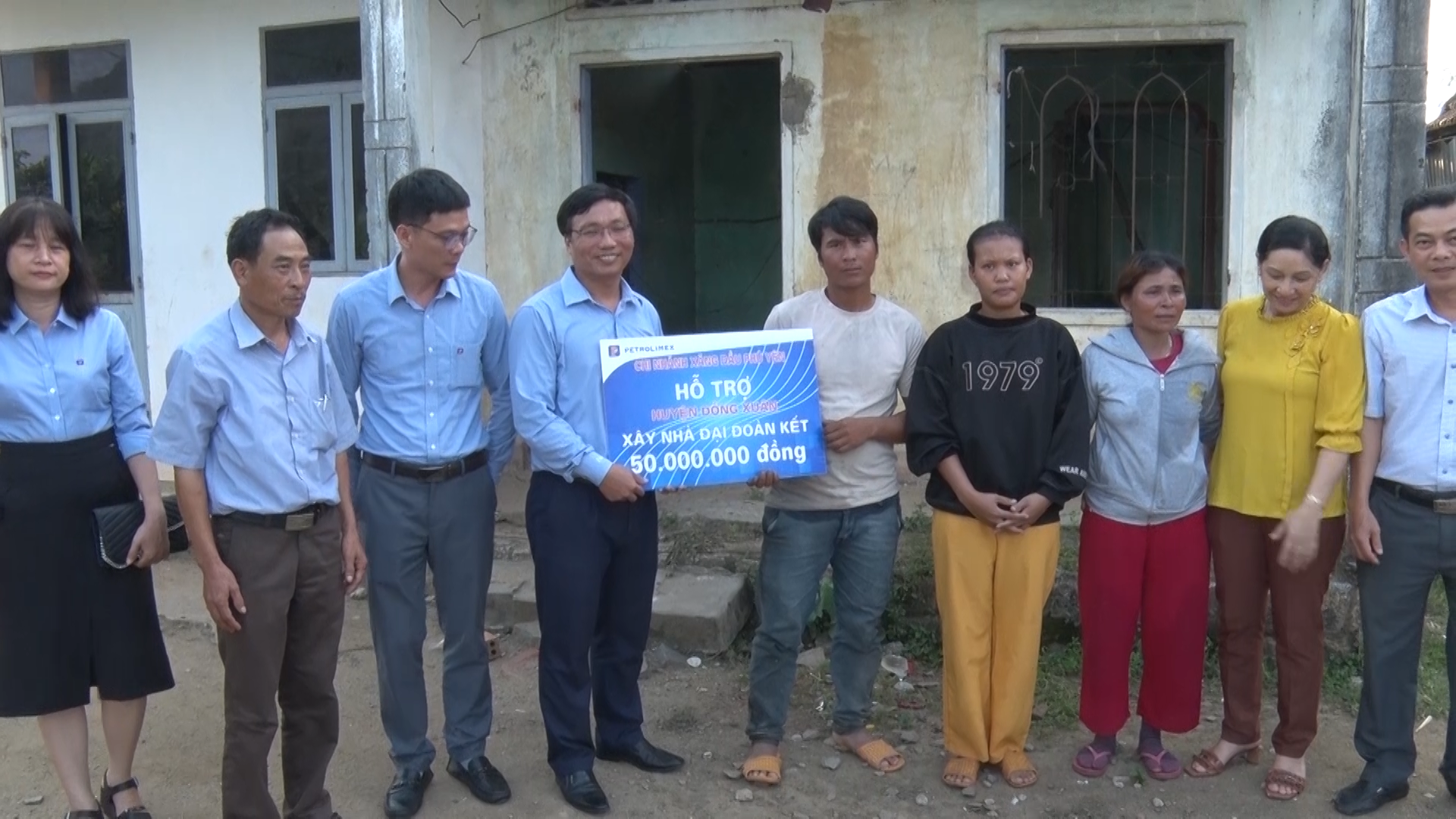 Trao tiền hỗ trợ xây nhà Đại đoàn kết cho hộ nghèo tại xã Đa Lộc