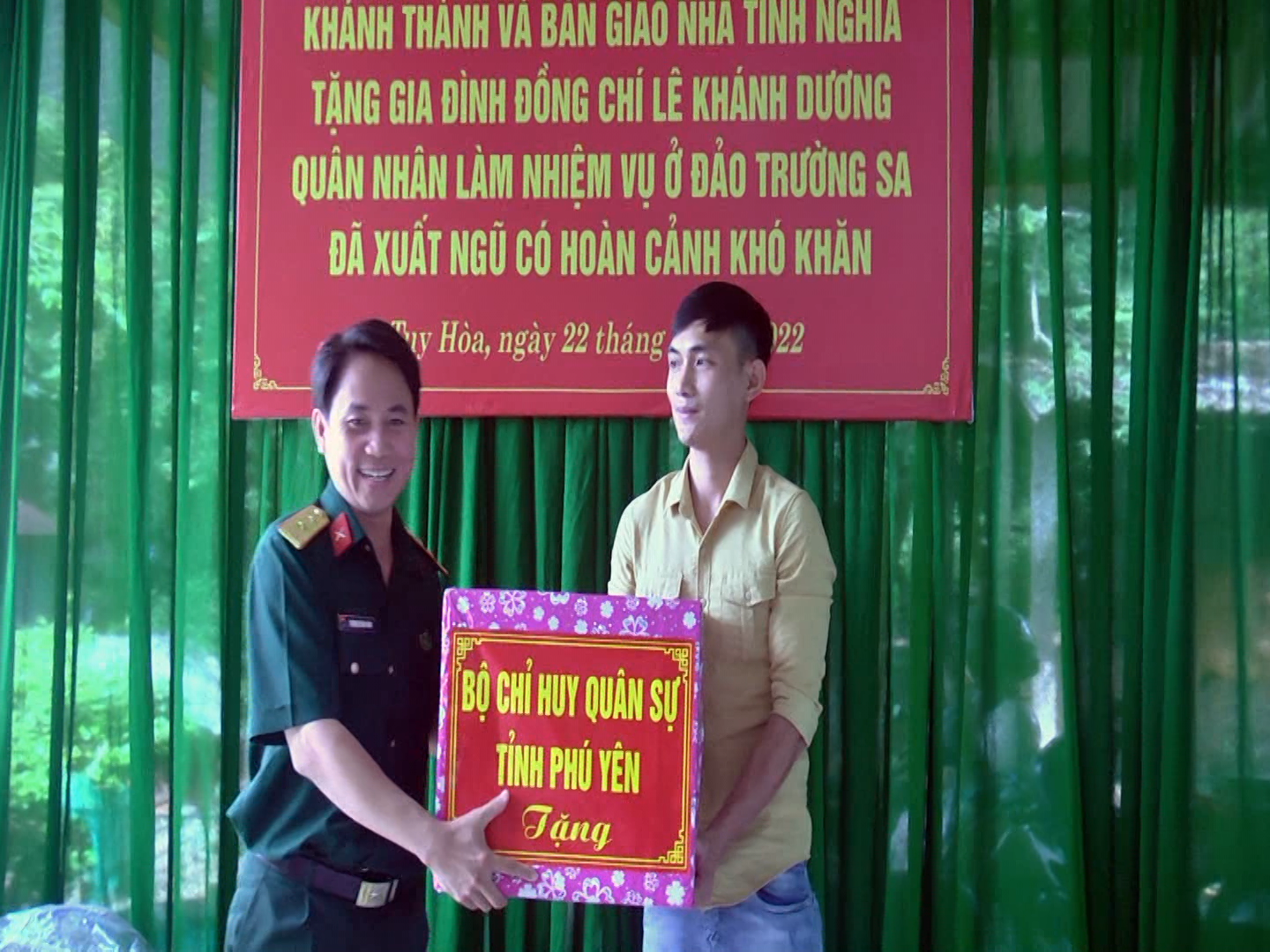 Bàn giao nhà tình nghĩa cho quân nhân làm nhiệm vụ ở đảo trường Sa đã xuất ngũ về địa phương