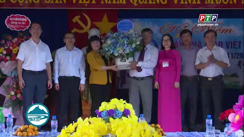 Lãnh đạo UBND tỉnh thăm, chúc mừng Ngày Nhà giáo Việt Nam