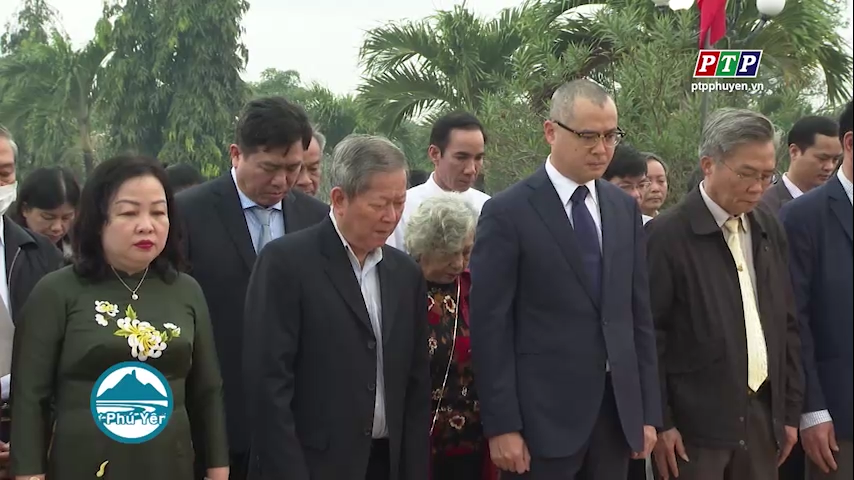   Đặt vòng hoa, dâng hương tưởng niệm các anh hùng liệt sĩ