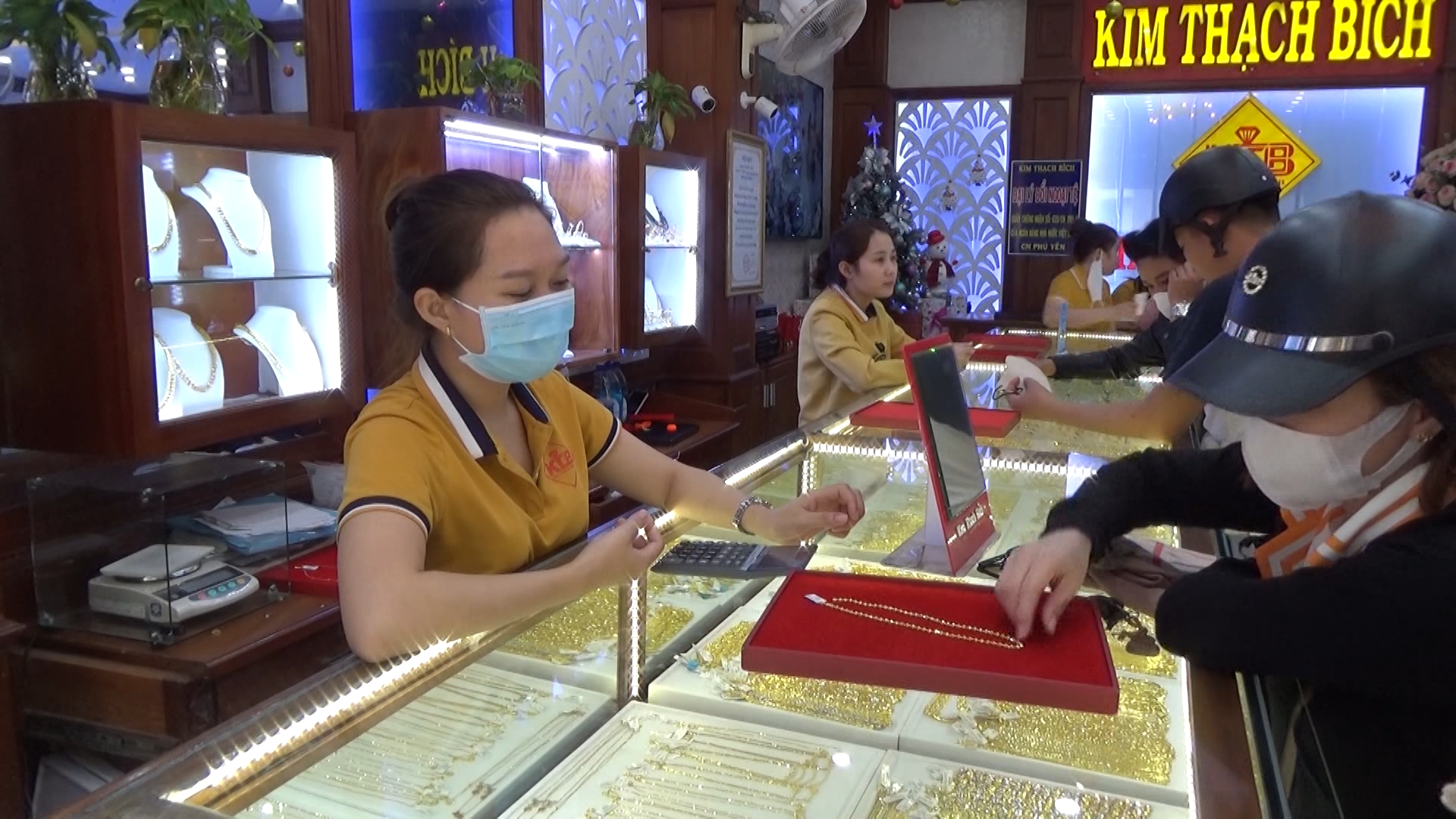 Ngày Vía Thần Tài, vàng bất ngờ giảm giá, thị trường sôi động