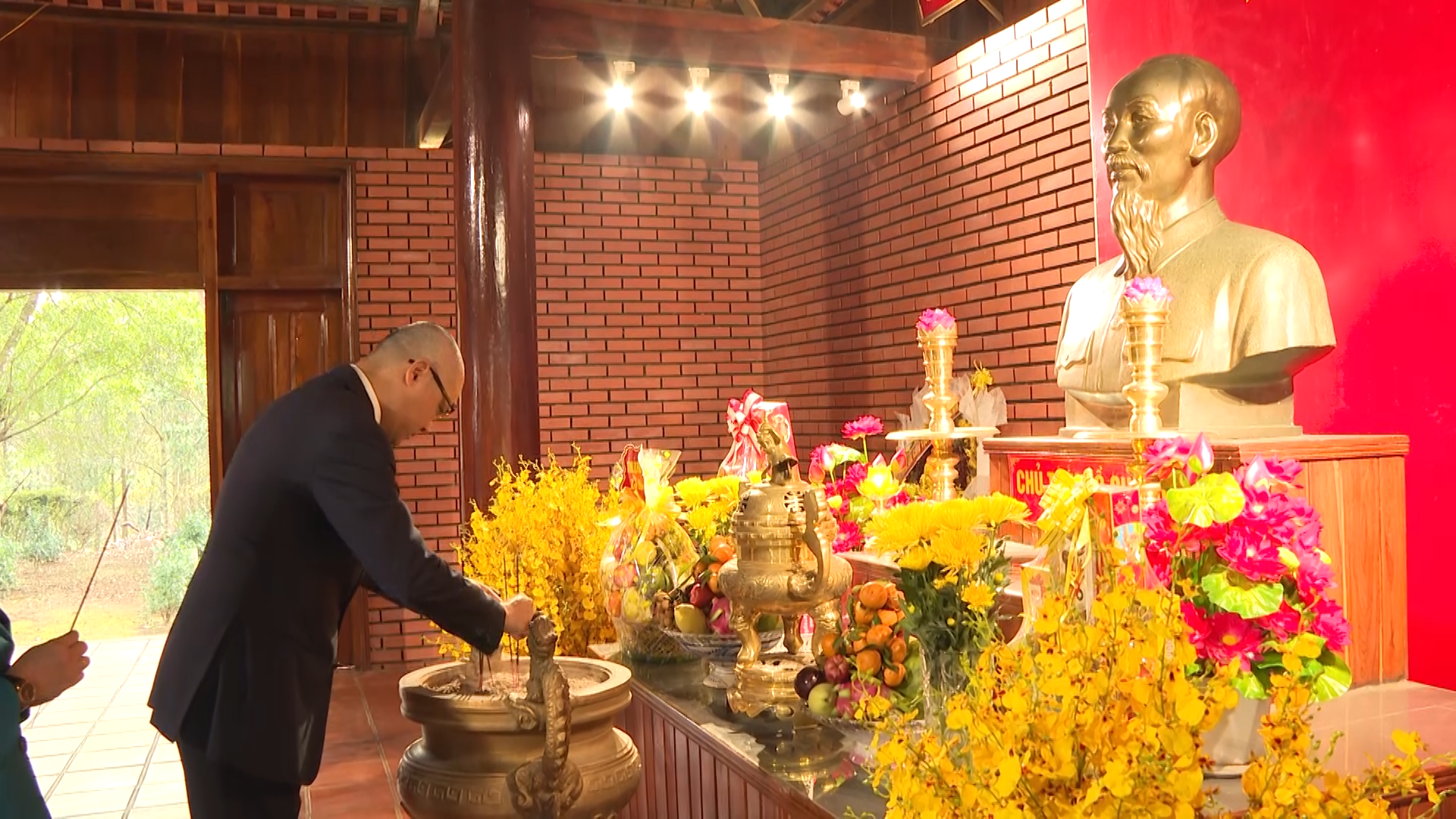 Dâng hương tưởng niệm Chủ tịch Hồ Chí Minh và đồng chí Tổng Bí thư Trần Phú