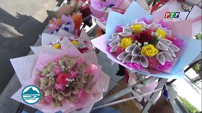 Nhộn nhịp thị trường quà tặng Valentine: Giá hoa tăng cao