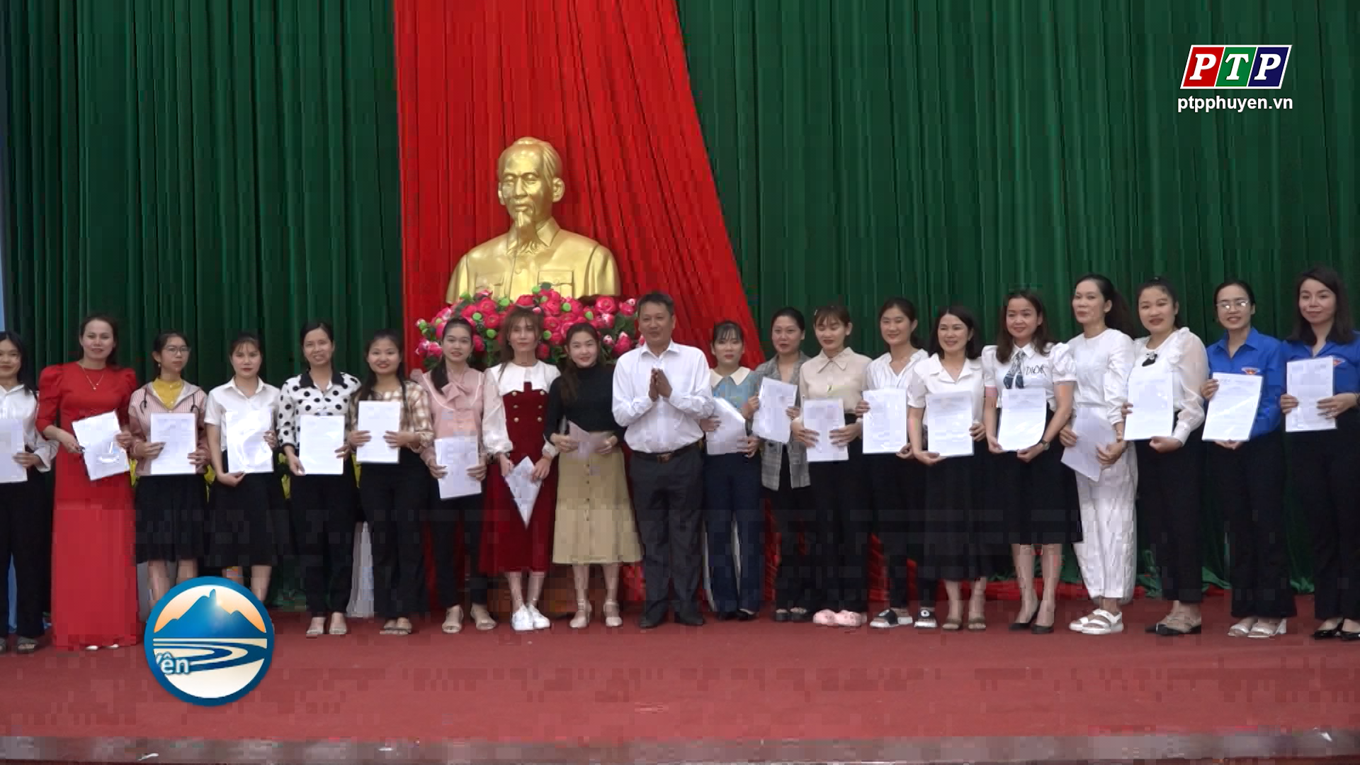 TX Đông Hòa: Trao quyết định 143 giáo viên trúng tuyển Kỳ xét tuyển viên chức giáo viên, năm học 2022-2023
