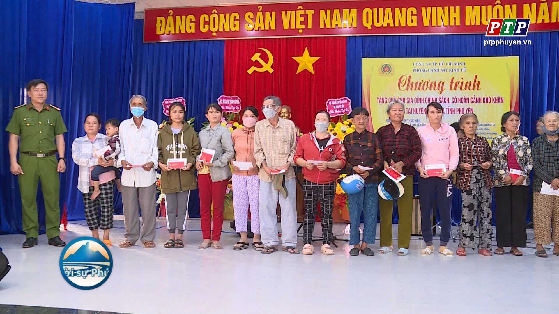 Tặng 180 suất quà cho gia đình chính sách huyện Phú Hòa và Tây Hòa
