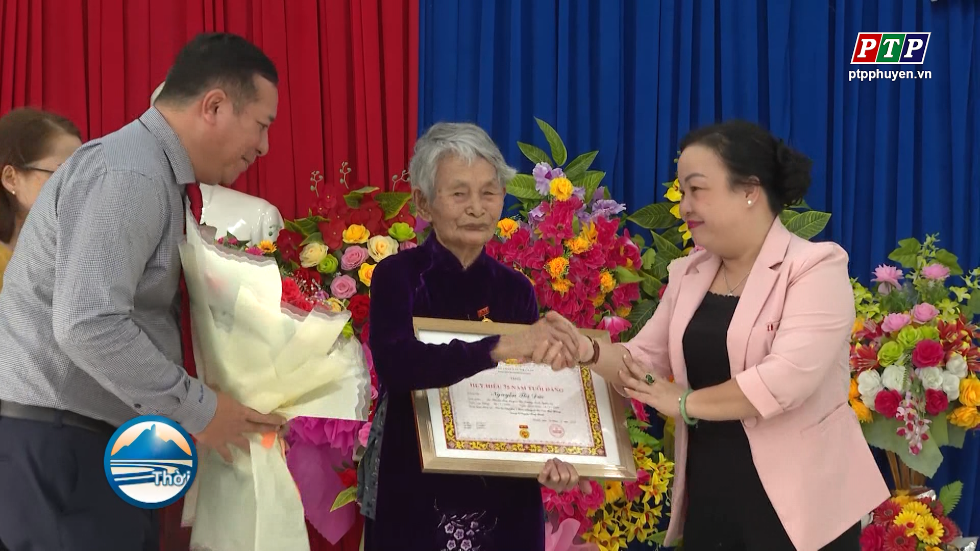 Phó Bí thư Thường trực Tỉnh ủy trao Huy hiệu Đảng tại huyện Sông Hinh