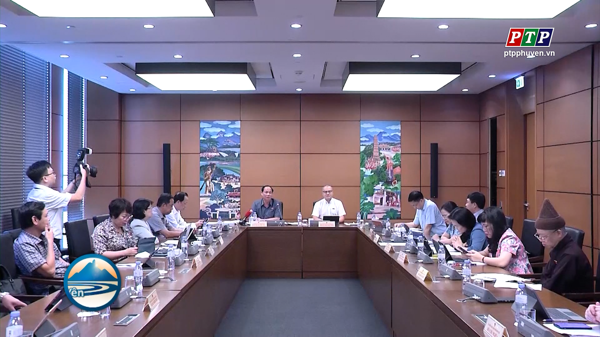 Đoàn ĐBQH tỉnh Phú Yên thảo luận tại tổ về Dự án Luật Căn cước; Dự án Luật Viễn thông (sửa đổi)