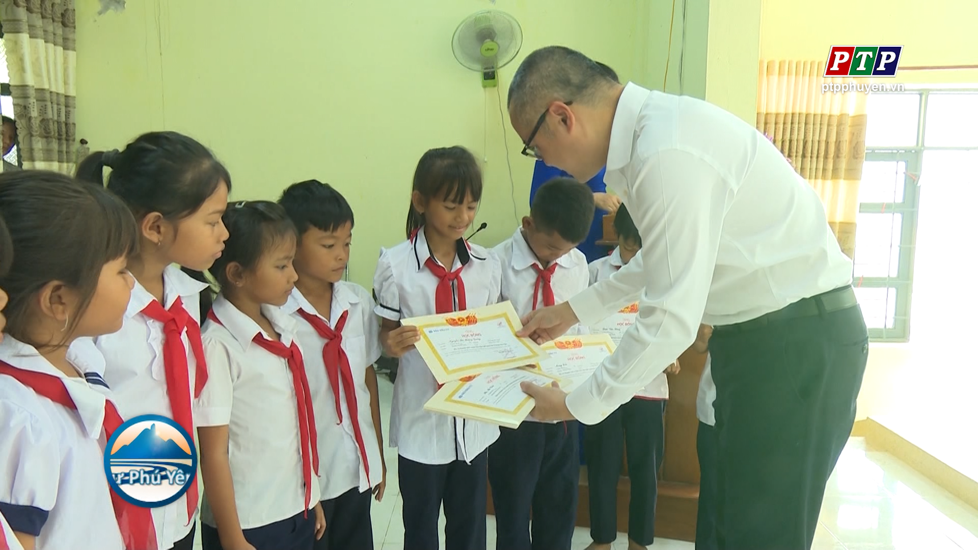 Trao học bổng “Vì trẻ em Việt Nam”