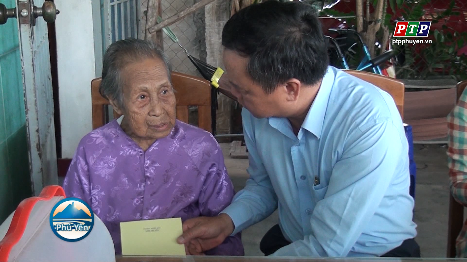 Lãnh đạo tỉnh thăm, tặng quà Mẹ Việt Nam anh hùng, thương bệnh binh tiêu biểu trên địa bàn huyện Sơn Hoà