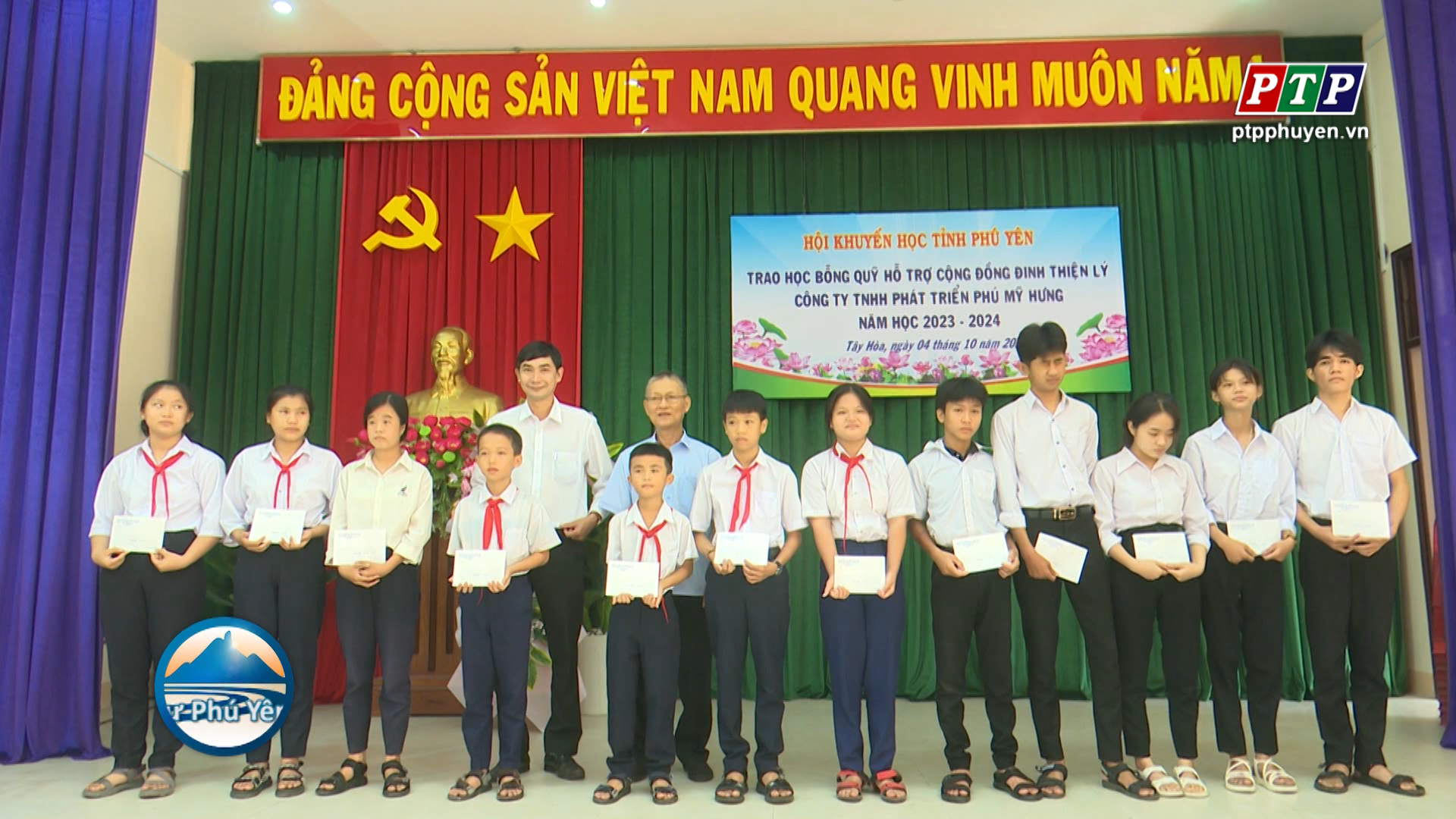 Tây Hòa: 25 học sinh hoàn cảnh khó khăn được trao học bổng
