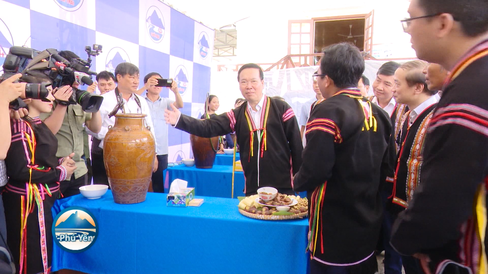 Chủ tịch nước Võ Văn Thưởng dự ngày hội Đại đoàn kết toàn dân tộc ở Suối Trai