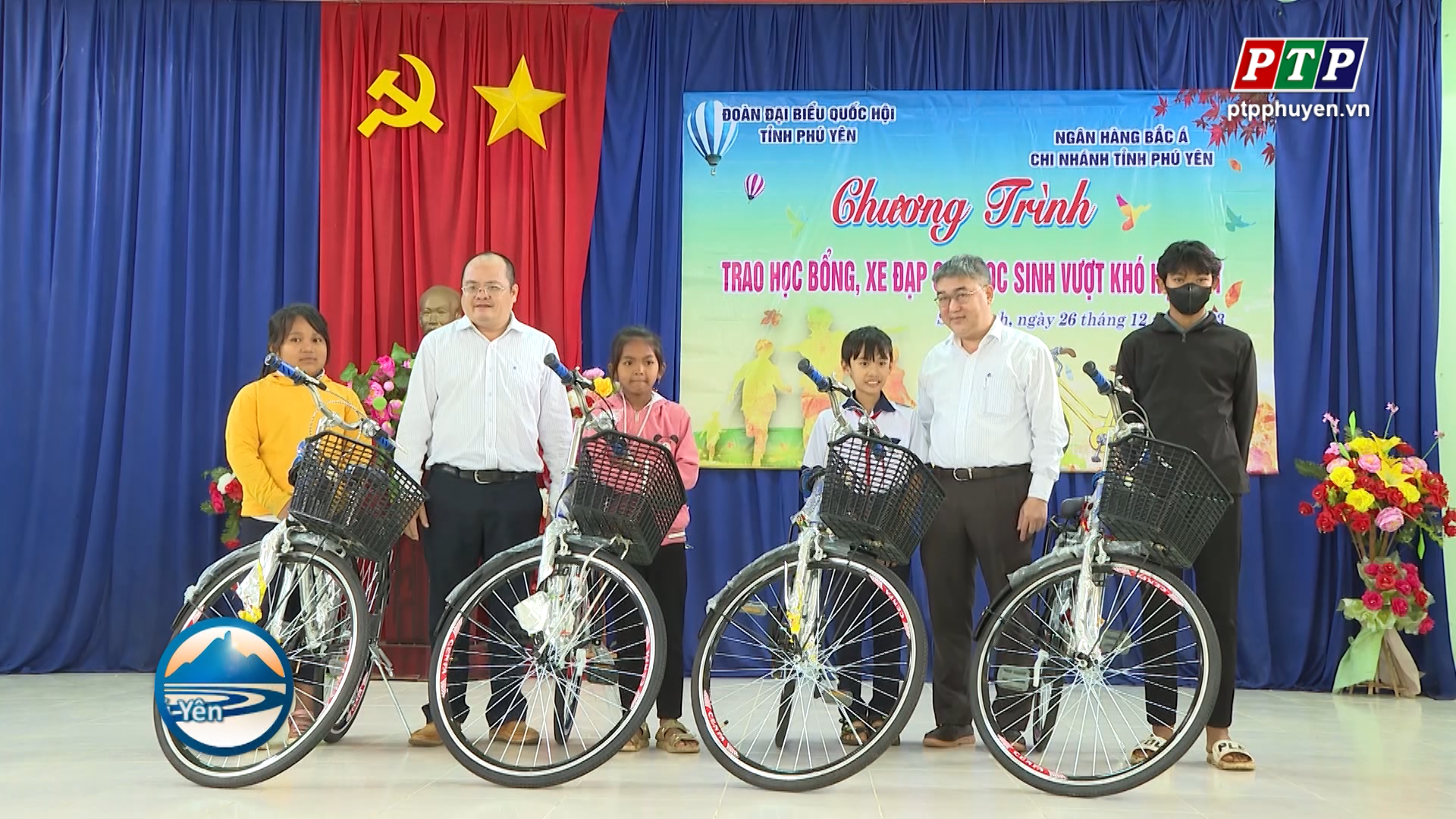 Đoàn ĐBQH tỉnh: Trao học bổng, xe đạp cho học sinh nghèo huyện Sơn Hòa