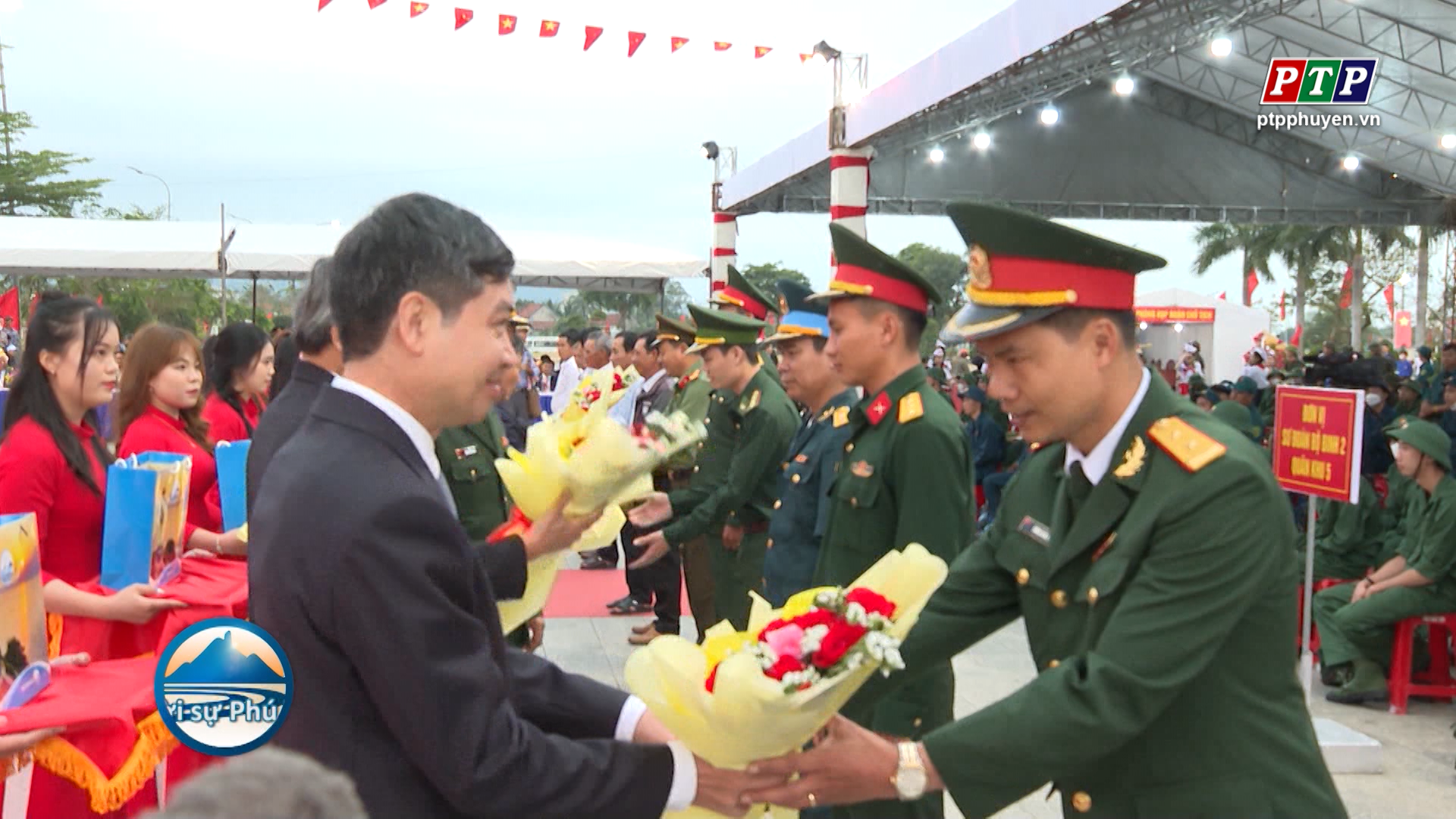 PHÚ YÊN NÔ NỨC NGÀY HỘI TÒNG QUÂN GIỮA MÙA XUÂN