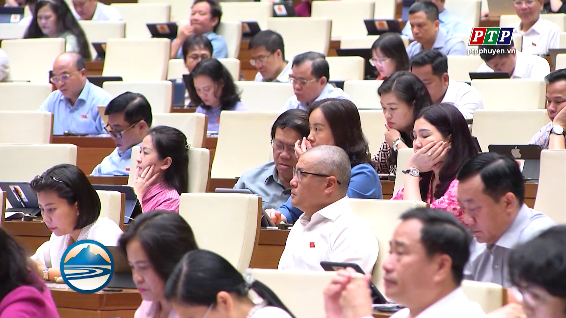 Đoàn ĐBQH tỉnh tham gia thảo luận 2 dự án Luật Tổ chức Tòa án nhân dân (sửa đổi), dự thảo Luật Thủ đô (sửa đổi)