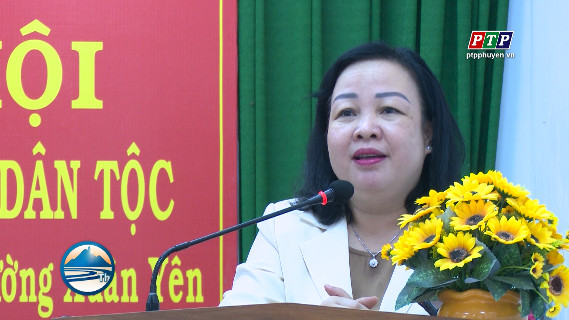 Đồng chí Cao Thị Hòa An dự Ngày hội Đại đoàn kết ở Sông Cầu