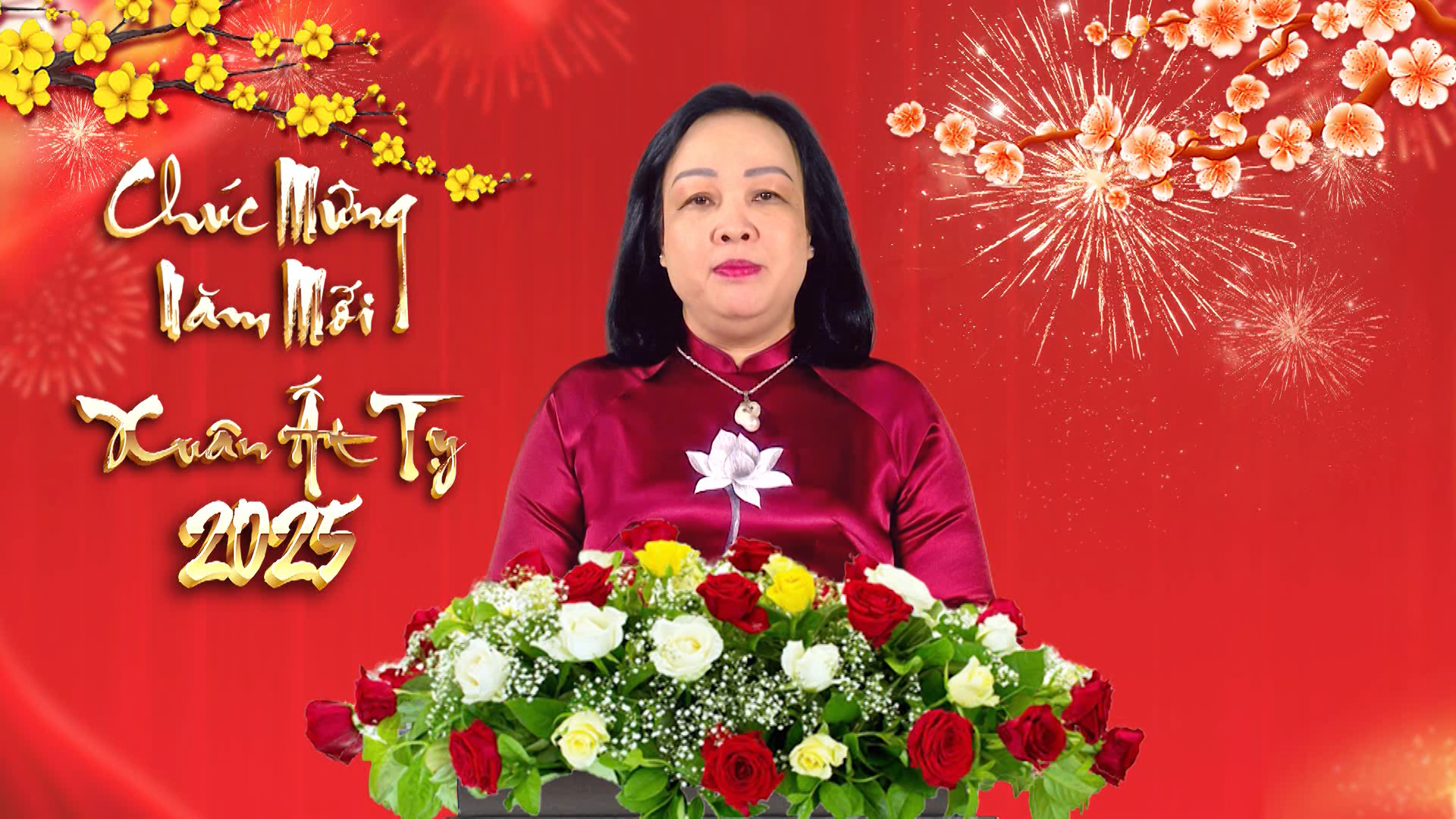 Đồng chí Cao Thị Hòa An, Phó Bí thư Thường trực Tỉnh ủy, Chủ tịch HĐND tỉnh đọc thư chúc Tết